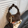 Dunkelbraune Handtasche in Faltenoptik mit Litschi-Textur, Goldkette und Perlenanhänger - Braun