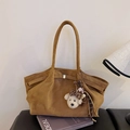 Bolso tote de ante marrón con correas largas y un colgante de oso de peluche suave - Con Colgante / Marrón