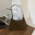 Minimalistische olivgrüne Hobo-Tasche aus Wildleder auf einem Holztisch für den Alltag - Grün
