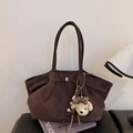 Bolso tote de ante marrón oscuro con hebilla metálica y colgante de peluche - Con Colgante / Marrón