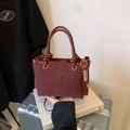 Sac seau bordeaux foncé à relief léopard avec poignée nouée et bandoulière - Style Without Charm / Rouge
