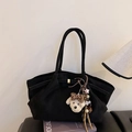 Bolso tote grande de ante negro con hebilla dorada y amuleto de perro de peluche suave - Con Colgante / Negro