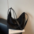 Borsa hobo minimalista nera oversize in camoscio opaco con tracolla in pelle - Nero