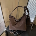 Grand sac cabas vintage en cuir marron foncé avec large bandoulière et pochette assortie - Ensemble Tote et Pochette / Marron