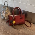 Détail du sac bandoulière bordeaux vintage avec daim mat et bordure en cuir verni brillant - Rouge (Avec Pendentif)