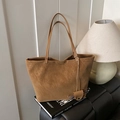 Grande borsa tote minimalista in pelle scamosciata marrone con doppi spallacci lunghi in casa - Marrone