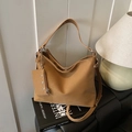 Grand sac hobo camel en similicuir mat avec une pochette amovible assortie - Ensemble Tote et Pochette / Marron