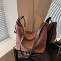 Grande borsa hobo vintage in pelle scamosciata marrone scuro con tracolla in pelle e cuciture - caffè