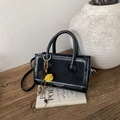 Détail du sac bandoulière mêlant cuir brillant et suède mat avec ornements métalliques - Noir (Avec Pendentif)
