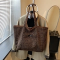 Leopard-Canvas-Shopper mit Vordertasche und Schultergurten für den Alltag - Hellkaffee