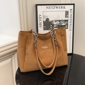 Borsa tote in camoscio marrone con tracolla a catena ed etichetta del marchio - Marrone