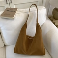 Bolso hobo marrón minimalista en cuero mate con un diseño espacioso de media luna - Marrón Almendra