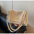 Detalle de bolso bandolera beige en cuero sintético con cadena dorada y cierre metálico - Blanco Roto