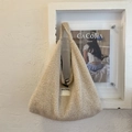 Détail du sac beige en polaire avec fermeture à bascule noire et étiquette tissée SEEYOU - Laine d'agneau Beige