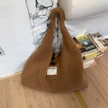 Détail du sac à bandoulière en polaire marron avec logo SEEYOU dans un décor chaleureux - Laine d'agneau Marron