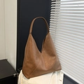 Sac hobo vintage en cuir marron avec coupe en V asymétrique et grande capacité de rangement - Marron