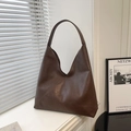 Grand sac cabas rétro marron foncé avec ouverture en V et texture de cuir synthétique vintage - Marron