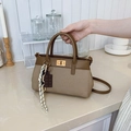 Sac seau en cuir marron et toile avec fermoir doré et pendentif décoratif - Abricot