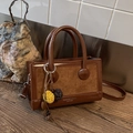 Sac bandoulière vintage marron foncé avec empiècement mat, anses et pompon doux - Marron (Avec Pendentif)