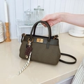 Sac seau en toile vert olive avec fermoir doré et charm décoratif en chocolat - Vert Brun