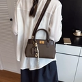Sac seau en cuir marron foncé avec fermoir doré rotatif et double poignée pour femme - Marron