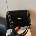 Bolso bandolera de piel negra texturizada con cadena vintage y cierre dorado - Negro