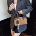 Sac seau en tissu texturé marron avec breloque chocolat et bandoulière en cuir - Marron