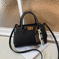Sac seau en toile noire avec fermoir rotatif doré et pendentif chocolaté - Noir