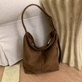 Borsa hobo in finta pelle scamosciata marrone scuro con cerniera dorata e tracolla - Marrone