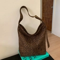 Borsa hobo con audace stampa leopardata in pelle scamosciata e tracolla regolabile - Stampa leopardata