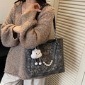 Graue Schultertasche mit Blumenmuster, Plüsch-Anhänger und Perlenkette Dekor - Mit Wolken-Anhänger / Schwarz