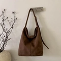 Grande borsa hobo in pelle scamosciata marrone scuro con tracolla regolabile - Marrone