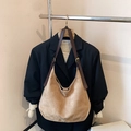 Bolso hobo marrón de ante con correa de cuero y hebilla dorada ajustable - Caqui