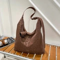 Bolso tote retro con estampado de leopardo marrón y colgante cilíndrico en banco de madera - Estampado de leopardo