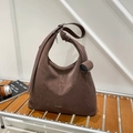 Bolso hobo marrón de gran capacidad en cuero mate con una elegante correa ancha - Marrón