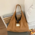 Sac hobo marron en polaire avec écusson SEEYOU sur un banc en bois décoratif - Daim Marron