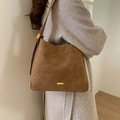 Borsa a secchiello hobo marrone scamosciata opaca con dettagli in metallo dorato - Marrone
