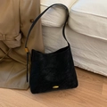 Secchiello minimalista in camoscio nero con fibbia dorata vintage e tracolla chic - Nero