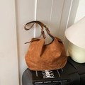 Bolso tote vintage de ante marrón con correa de cuero ajustable y detalles metálicos dorados - Marrón