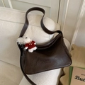 Dunkelbraune Hobo-Schultertasche mit Kontrastnähten und süßem Hund-Plüsch-Anhänger - Kaffee mit Anhänger
