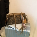 Borsa tote con stampa leopardata, manici in pelle marrone e ciondolo orsetto di peluche - Verde con Pendente