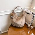 Sac hobo en peluche marron avec anse en cuir et breloque chat léopard sur table - Kaki (Avec Pendentif)