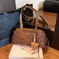 Borsa tote con stampa leopardata, manici in pelle marrone e ciondolo orsetto peluche - Marrone con ciondolo