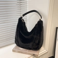 Sac hobo chic en fausse fourrure noire avec bandoulière en cuir et anneaux dorés pour l'hiver - Noir (Sans Pendentif)