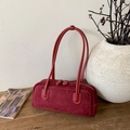 Dettaglio della borsa baguette in pelle scamosciata bordeaux con cuciture a contrasto - Rosso