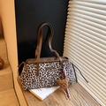 Borsa tote alla moda con stampa leopardata, manici in pelle marrone e ciondolo orso - Beige Con Ciondolo