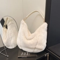 Sac hobo en fausse fourrure blanche avec anse en cuir crème et anneaux dorés élégants - Blanc (Sans Pendentif)