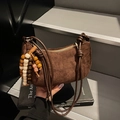 Dunkelbraune Wildleder-Tasche mit bunten Perlenquasten und geknotetem Schultergurt - Braun