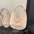 Sac hobo chic en fausse fourrure beige avec anse en cuir et détails dorés pour l'hiver - Abricot (Sans Pendentif)