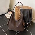 Borsa tote Hobo marrone scuro con tracolla regolabile e dettaglio pendente laterale - Marrone